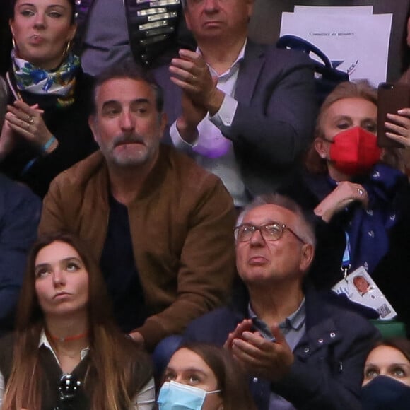 Jean Dujardin assisten au sacre du couple Cizeron-Papadakis en danse sur glace en tribunes de l'Arena de Montpellier lors des championnats du monde de patinage artistique 2022 le 26 mars 2022. © Laurent Lairys /Panoramic/Bestimage 