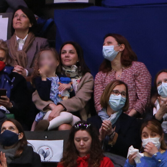 Jean Dujardin, sa femme Nathalie Péchalat et leur fille Jeanne et Roxana Maracineanu assistent au sacre du couple Cizeron-Papadakis en danse sur glace en tribunes de l'Arena de Montpellier lors des championnats du monde de patinage artistique 2022 le 26 mars 2022. © Laurent Lairys /Panoramic/Bestimage 