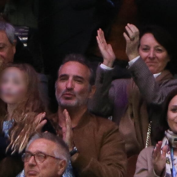 Jean Dujardin, sa femme Nathalie Péchalat et leur fille Jeanne assistent au sacre du couple Cizeron-Papadakis en danse sur glace en tribunes de l'Arena de Montpellier lors des championnats du monde de patinage artistique 2022 le 26 mars 2022. © Laurent Lairys /Panoramic/Bestimage 