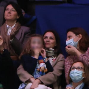 Nathalie Péchalat, sa fille Jeanne et Roxana Maracineanu assistent au sacre du couple Cizeron-Papadakis en danse sur glace en tribunes de l'Arena de Montpellier lors des championnats du monde de patinage artistique 2022 le 26 mars 2022. © Laurent Lairys /Panoramic/Bestimage 