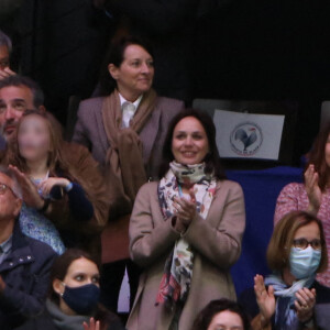 Jean Dujardin, sa femme Nathalie Péchalat et leur fille Jeanne et Roxana Maracineanu assistent au sacre du couple Cizeron-Papadakis en danse sur glace en tribunes de l'Arena de Montpellier lors des championnats du monde de patinage artistique 2022 le 26 mars 2022. © Laurent Lairys /Panoramic/Bestimage 