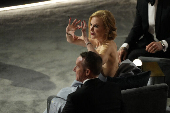 Nicole Kidman fait un coeur avec les mains lors de la cérémonie des Oscars le 27 mars 2022 à Los Angeles