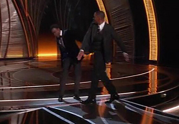 Will Smith frappe Chris Rock sur scène le 27 mars 2022. Après une blague de Chris Rock sur Jada Pinkett Smith, la femme de Will Smith, ce dernier est monté sur la scène des Oscars pour gifler l'humoriste devant l'assemblée médusée.
