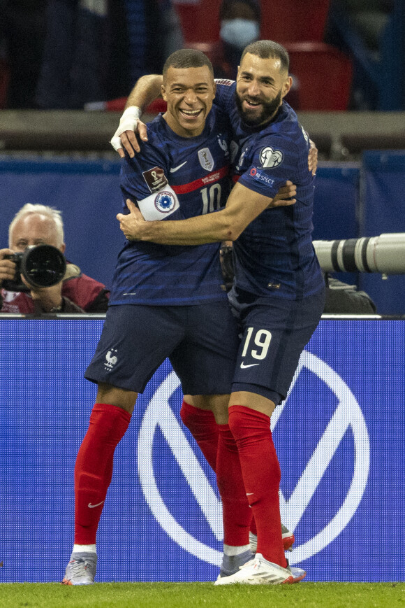 Kylian Mbappé et Karim Benzema lors du match de football de qualification pour la Coupe du monde 2022 entre la France et le Kazakhstan au stade Parc des Princes à Paris, France, le 13 novembre 2021. La France a gagné 8-0. © Cyril Moreau/Bestimage