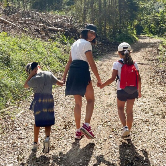 Alessandra Sublet est bien dans ses baskets avec ses deux enfants, Charlie et Alphonse @ Instagram / Alessandra Sublet