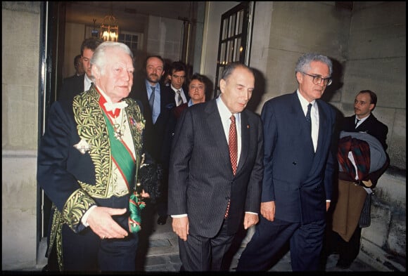 Maurice Druon, François Mitterrand et Lionel Jospin lors d'une soirée à l'Institut de France en 1990