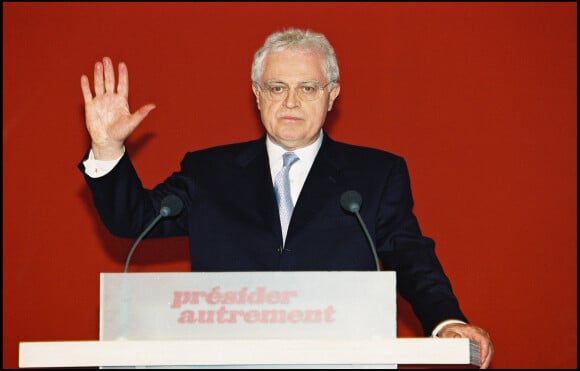 Lionel Jospin au centre de campagne du parti socialiste le soir du résultat du premier tour des élections présidentielles de 2002 le 21 avril : il annonce son retrait de la vie politique.