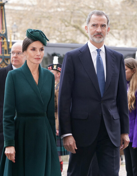 La reine Consort Letizia d'Espagne et le roi Felipe VI arrivent pour la messe en hommage au duc d'Edimbourg à l'abbaye de Westminster à Londres