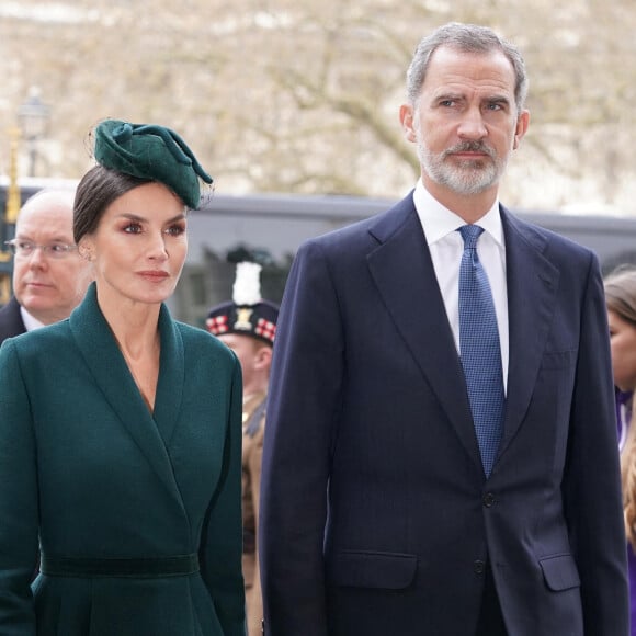 La reine Consort Letizia d'Espagne et le roi Felipe VI arrivent pour la messe en hommage au duc d'Edimbourg à l'abbaye de Westminster à Londres