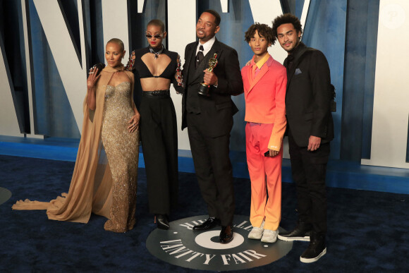 Jada Pinkett-Smith, Willow Smith, Will Smith, Jaden Smith et Trey Smith au photocall de la soirée "Vanity Fair" lors de la 94ème édition de la cérémonie des Oscars à Los Angeles, le 27 mars 2022.