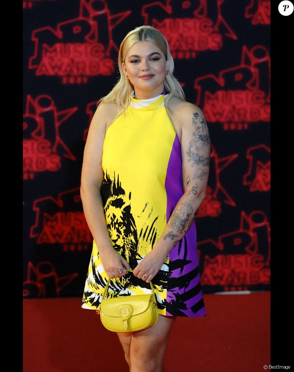 Louane : Mini-jupe et soutien-gorge apparent pour un look osé : le ...