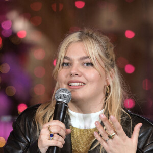 Louane Emera - Lancement de "1,2,3... Noël" lors de l'inauguration des vitrines et du sapin de Noël 2021 des Galeries Lafayette Haussmann 2021 à Paris. Le 17 novembre 2021