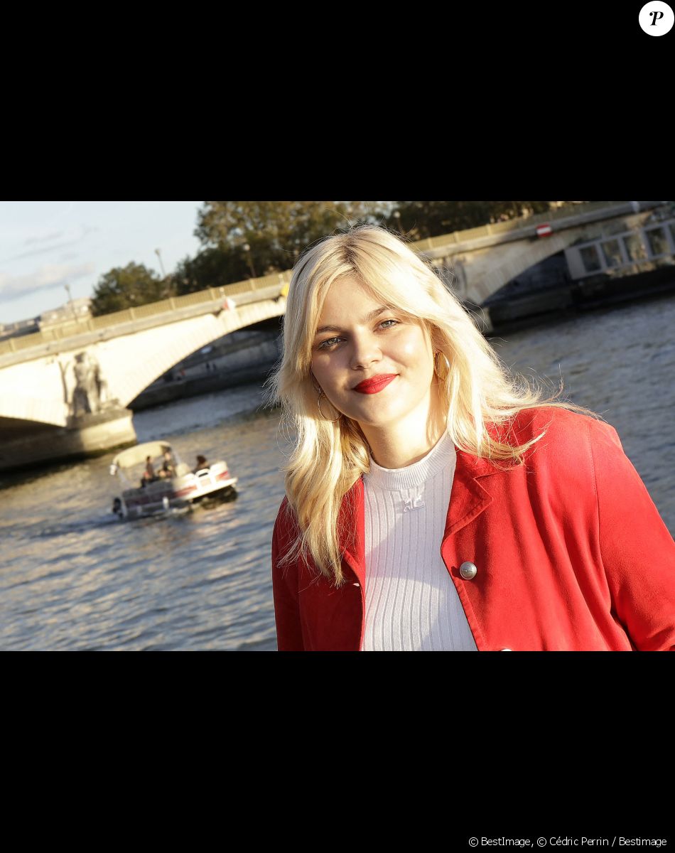 Louane : Mini-jupe et soutien-gorge apparent pour un look osé : le ...