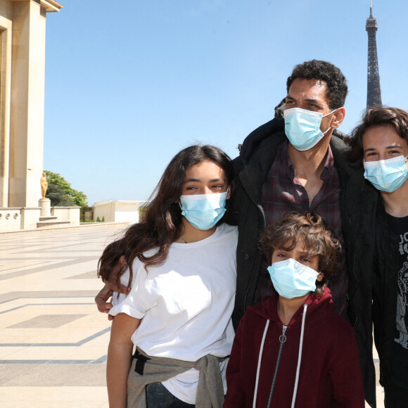 Tomer Sisley, ses enfants, Liv Shaya et Levin, sa femme Sandra et son fils Dino - Arrivées des people à la manifestation de soutien à la famille de Sarah Halimi sur la place du Trocadéro à Paris le 25 avril 2021. © Cyril Moreau/Bestimage