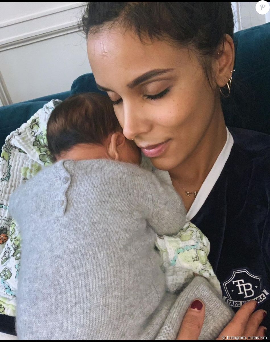 Shy'm avec son fils Tahoma dans les bras.
