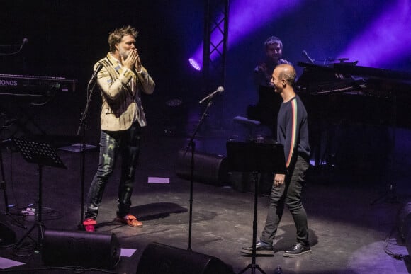 Exclusif - Rufus Wainwright, Calogero - En pleine tournée européenne pour son nouvel album "Unfollow the Rules" , le chanteur et pianiste américano-canadien Rufus Wainwright fait monter sur scène Calogero pour un duo lors de son concert au Grand Rex à Paris le 30 mars 2022. © Jack Tribeca / Bestimage 