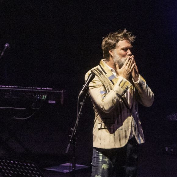Exclusif - Rufus Wainwright, Calogero - En pleine tournée européenne pour son nouvel album "Unfollow the Rules" , le chanteur et pianiste américano-canadien Rufus Wainwright fait monter sur scène Calogero pour un duo lors de son concert au Grand Rex à Paris le 30 mars 2022. © Jack Tribeca / Bestimage 