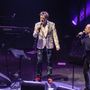 Exclusif - Rufus Wainwright, Calogero - En pleine tournée européenne pour son nouvel album "Unfollow the Rules" , le chanteur et pianiste américano-canadien Rufus Wainwright fait monter sur scène Calogero pour un duo lors de son concert au Grand Rex à Paris le 30 mars 2022. © Jack Tribeca / Bestimage 