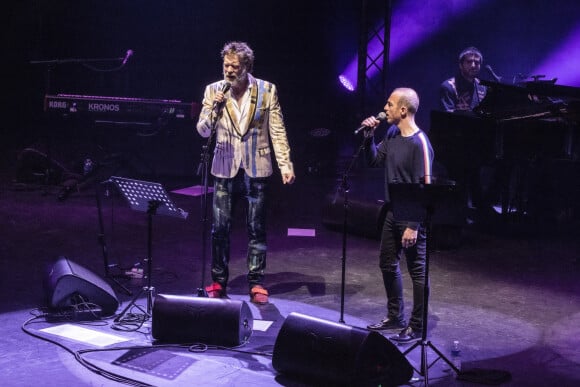 Exclusif - Rufus Wainwright, Calogero - En pleine tournée européenne pour son nouvel album "Unfollow the Rules" , le chanteur et pianiste américano-canadien Rufus Wainwright fait monter sur scène Calogero pour un duo lors de son concert au Grand Rex à Paris le 30 mars 2022. © Jack Tribeca / Bestimage 