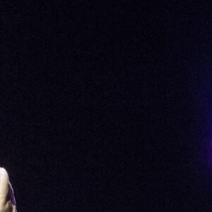 Exclusif - Rufus Wainwright, Calogero - En pleine tournée européenne pour son nouvel album "Unfollow the Rules" , le chanteur et pianiste américano-canadien Rufus Wainwright fait monter sur scène Calogero pour un duo lors de son concert au Grand Rex à Paris le 30 mars 2022. © Jack Tribeca / Bestimage 