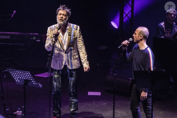 Exclusif - Rufus Wainwright, Calogero - En pleine tournée européenne pour son nouvel album "Unfollow the Rules" , le chanteur et pianiste américano-canadien Rufus Wainwright fait monter sur scène Calogero pour un duo lors de son concert au Grand Rex à Paris le 30 mars 2022. © Jack Tribeca / Bestimage 