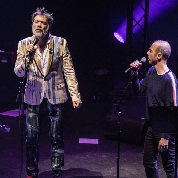 Exclusif - Rufus Wainwright, Calogero - En pleine tournée européenne pour son nouvel album "Unfollow the Rules" , le chanteur et pianiste américano-canadien Rufus Wainwright fait monter sur scène Calogero pour un duo lors de son concert au Grand Rex à Paris le 30 mars 2022. © Jack Tribeca / Bestimage 