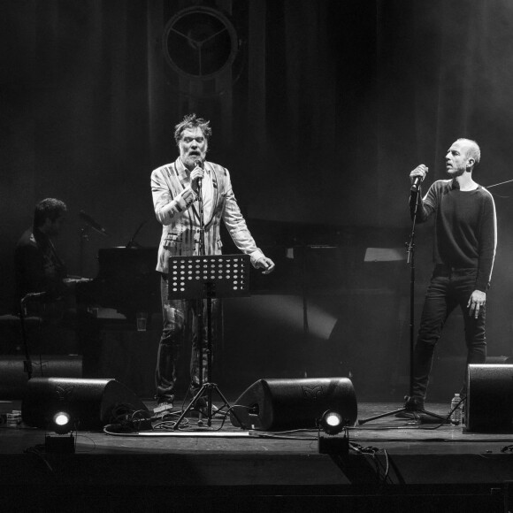 Exclusif - Rufus Wainwright, Calogero - En pleine tournée européenne pour son nouvel album "Unfollow the Rules" , le chanteur et pianiste américano-canadien Rufus Wainwright fait monter sur scène Calogero pour un duo lors de son concert au Grand Rex à Paris le 30 mars 2022. © Jack Tribeca / Bestimage 