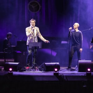 Exclusif - Rufus Wainwright, Calogero - En pleine tournée européenne pour son nouvel album "Unfollow the Rules" , le chanteur et pianiste américano-canadien Rufus Wainwright fait monter sur scène Calogero pour un duo lors de son concert au Grand Rex à Paris le 30 mars 2022. © Jack Tribeca / Bestimage 