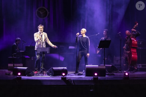 Exclusif - Rufus Wainwright, Calogero - En pleine tournée européenne pour son nouvel album "Unfollow the Rules" , le chanteur et pianiste américano-canadien Rufus Wainwright fait monter sur scène Calogero pour un duo lors de son concert au Grand Rex à Paris le 30 mars 2022. © Jack Tribeca / Bestimage 