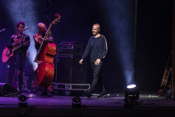 Exclusif - Rufus Wainwright, Calogero - En pleine tournée européenne pour son nouvel album "Unfollow the Rules" , le chanteur et pianiste américano-canadien Rufus Wainwright fait monter sur scène Calogero pour un duo lors de son concert au Grand Rex à Paris le 30 mars 2022. © Jack Tribeca / Bestimage 