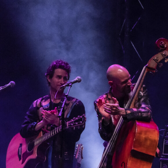 Exclusif - Rufus Wainwright, Calogero - En pleine tournée européenne pour son nouvel album "Unfollow the Rules" , le chanteur et pianiste américano-canadien Rufus Wainwright fait monter sur scène Calogero pour un duo lors de son concert au Grand Rex à Paris le 30 mars 2022. © Jack Tribeca / Bestimage 