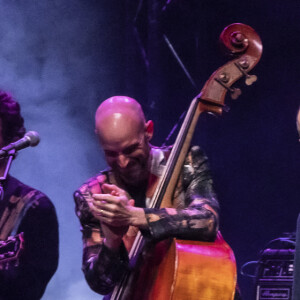 Exclusif - Rufus Wainwright, Calogero - En pleine tournée européenne pour son nouvel album "Unfollow the Rules" , le chanteur et pianiste américano-canadien Rufus Wainwright fait monter sur scène Calogero pour un duo lors de son concert au Grand Rex à Paris le 30 mars 2022. © Jack Tribeca / Bestimage 