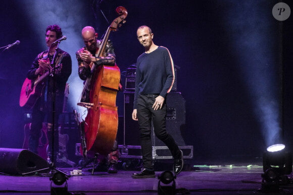 Exclusif - Rufus Wainwright, Calogero - En pleine tournée européenne pour son nouvel album "Unfollow the Rules" , le chanteur et pianiste américano-canadien Rufus Wainwright fait monter sur scène Calogero pour un duo lors de son concert au Grand Rex à Paris le 30 mars 2022. © Jack Tribeca / Bestimage 