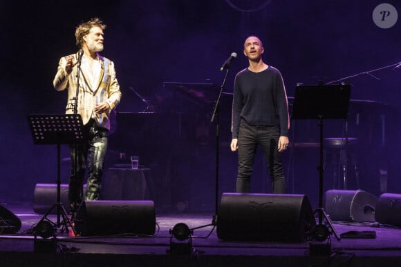 Exclusif - Rufus Wainwright, Calogero - En pleine tournée européenne pour son nouvel album "Unfollow the Rules" , le chanteur et pianiste américano-canadien Rufus Wainwright fait monter sur scène Calogero pour un duo lors de son concert au Grand Rex à Paris le 30 mars 2022. © Jack Tribeca / Bestimage 