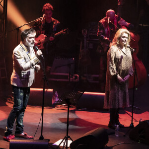 Exclusif - Rufus Wainwright, Catherine Deneuve - En pleine tournée européenne pour son nouvel album "Unfollow the Rules" , le chanteur et pianiste américano-canadien Rufus Wainwright fait monter sur scène Catherine Deneuve (habillée en Céline) pour un duo lors de son concert au Grand Rex à Paris le 30 mars 2022. © Jack Tribeca / Bestimage 