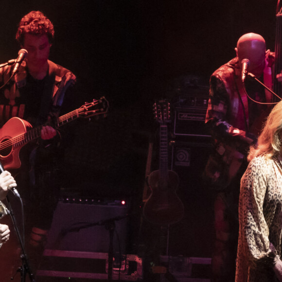 Exclusif - Rufus Wainwright, Catherine Deneuve - En pleine tournée européenne pour son nouvel album "Unfollow the Rules" , le chanteur et pianiste américano-canadien Rufus Wainwright fait monter sur scène Catherine Deneuve (habillée en Céline) pour un duo lors de son concert au Grand Rex à Paris le 30 mars 2022. © Jack Tribeca / Bestimage 