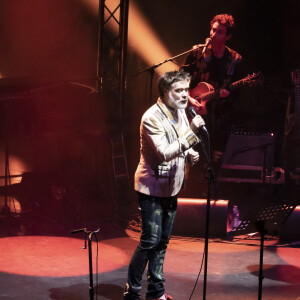 Exclusif - Rufus Wainwright, Catherine Deneuve - En pleine tournée européenne pour son nouvel album "Unfollow the Rules" , le chanteur et pianiste américano-canadien Rufus Wainwright fait monter sur scène Catherine Deneuve (habillée en Céline) pour un duo lors de son concert au Grand Rex à Paris le 30 mars 2022. © Jack Tribeca / Bestimage 