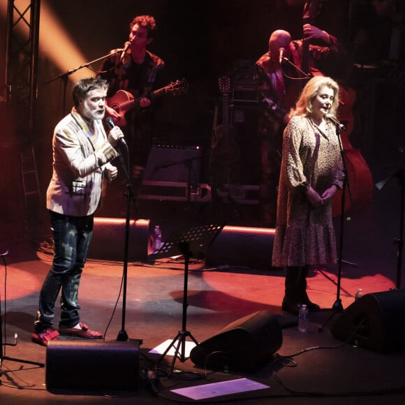 Exclusif - Rufus Wainwright, Catherine Deneuve - En pleine tournée européenne pour son nouvel album "Unfollow the Rules" , le chanteur et pianiste américano-canadien Rufus Wainwright fait monter sur scène Catherine Deneuve (habillée en Céline) pour un duo lors de son concert au Grand Rex à Paris le 30 mars 2022. © Jack Tribeca / Bestimage 