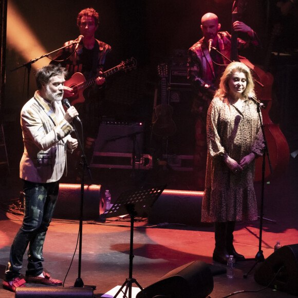 Exclusif - Rufus Wainwright, Catherine Deneuve - En pleine tournée européenne pour son nouvel album "Unfollow the Rules" , le chanteur et pianiste américano-canadien Rufus Wainwright fait monter sur scène Catherine Deneuve (habillée en Céline) pour un duo lors de son concert au Grand Rex à Paris le 30 mars 2022. © Jack Tribeca / Bestimage 