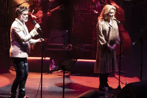 Exclusif - Rufus Wainwright, Catherine Deneuve - En pleine tournée européenne pour son nouvel album "Unfollow the Rules" , le chanteur et pianiste américano-canadien Rufus Wainwright fait monter sur scène Catherine Deneuve (habillée en Céline) pour un duo lors de son concert au Grand Rex à Paris le 30 mars 2022. © Jack Tribeca / Bestimage 