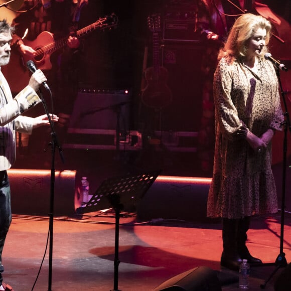 Exclusif - Rufus Wainwright, Catherine Deneuve - En pleine tournée européenne pour son nouvel album "Unfollow the Rules" , le chanteur et pianiste américano-canadien Rufus Wainwright fait monter sur scène Catherine Deneuve (habillée en Céline) pour un duo lors de son concert au Grand Rex à Paris le 30 mars 2022. © Jack Tribeca / Bestimage 