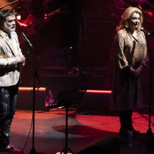 Exclusif - Rufus Wainwright, Catherine Deneuve - En pleine tournée européenne pour son nouvel album "Unfollow the Rules" , le chanteur et pianiste américano-canadien Rufus Wainwright fait monter sur scène Catherine Deneuve (habillée en Céline) pour un duo lors de son concert au Grand Rex à Paris le 30 mars 2022. © Jack Tribeca / Bestimage 