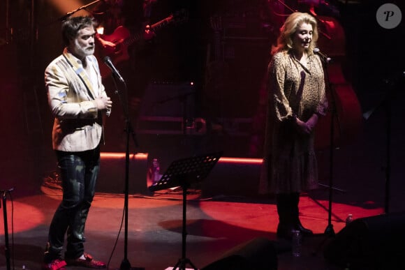 Exclusif - Rufus Wainwright, Catherine Deneuve - En pleine tournée européenne pour son nouvel album "Unfollow the Rules" , le chanteur et pianiste américano-canadien Rufus Wainwright fait monter sur scène Catherine Deneuve (habillée en Céline) pour un duo lors de son concert au Grand Rex à Paris le 30 mars 2022. © Jack Tribeca / Bestimage 