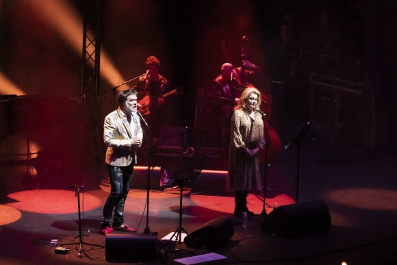 Exclusif - Rufus Wainwright, Catherine Deneuve - En pleine tournée européenne pour son nouvel album "Unfollow the Rules" , le chanteur et pianiste américano-canadien Rufus Wainwright fait monter sur scène Catherine Deneuve (habillée en Céline) pour un duo lors de son concert au Grand Rex à Paris le 30 mars 2022. © Jack Tribeca / Bestimage 