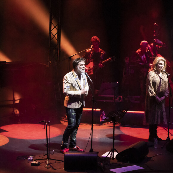 Exclusif - Rufus Wainwright, Catherine Deneuve - En pleine tournée européenne pour son nouvel album "Unfollow the Rules" , le chanteur et pianiste américano-canadien Rufus Wainwright fait monter sur scène Catherine Deneuve (habillée en Céline) pour un duo lors de son concert au Grand Rex à Paris le 30 mars 2022. © Jack Tribeca / Bestimage 