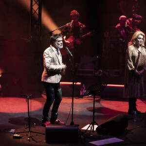 Exclusif - Rufus Wainwright, Catherine Deneuve - En pleine tournée européenne pour son nouvel album "Unfollow the Rules" , le chanteur et pianiste américano-canadien Rufus Wainwright fait monter sur scène Catherine Deneuve (habillée en Céline) pour un duo lors de son concert au Grand Rex à Paris le 30 mars 2022. © Jack Tribeca / Bestimage 