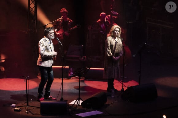 Exclusif - Rufus Wainwright, Catherine Deneuve - En pleine tournée européenne pour son nouvel album "Unfollow the Rules" , le chanteur et pianiste américano-canadien Rufus Wainwright fait monter sur scène Catherine Deneuve (habillée en Céline) pour un duo lors de son concert au Grand Rex à Paris le 30 mars 2022. © Jack Tribeca / Bestimage 