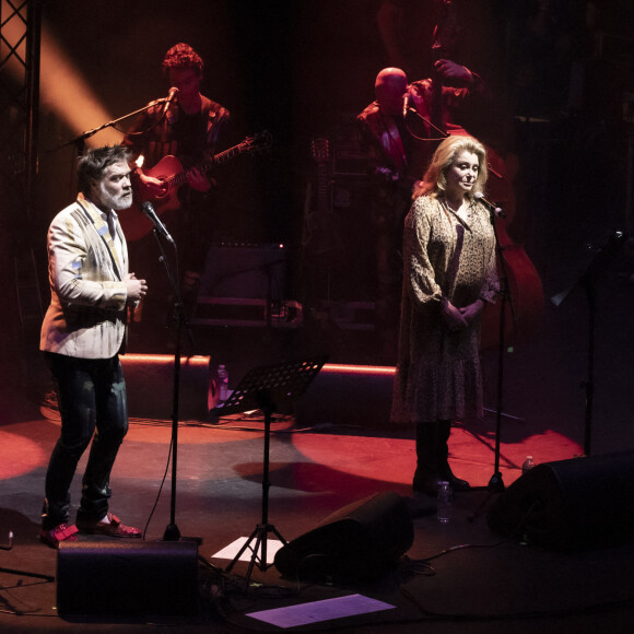 Exclusif - Rufus Wainwright, Catherine Deneuve - En pleine tournée européenne pour son nouvel album "Unfollow the Rules" , le chanteur et pianiste américano-canadien Rufus Wainwright fait monter sur scène Catherine Deneuve (habillée en Céline) pour un duo lors de son concert au Grand Rex à Paris le 30 mars 2022. © Jack Tribeca / Bestimage 