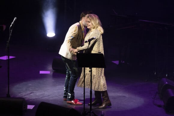 Exclusif - Rufus Wainwright, Catherine Deneuve - En pleine tournée européenne pour son nouvel album "Unfollow the Rules" , le chanteur et pianiste américano-canadien Rufus Wainwright fait monter sur scène Catherine Deneuve (habillée en Céline) pour un duo lors de son concert au Grand Rex à Paris le 30 mars 2022. © Jack Tribeca / Bestimage 