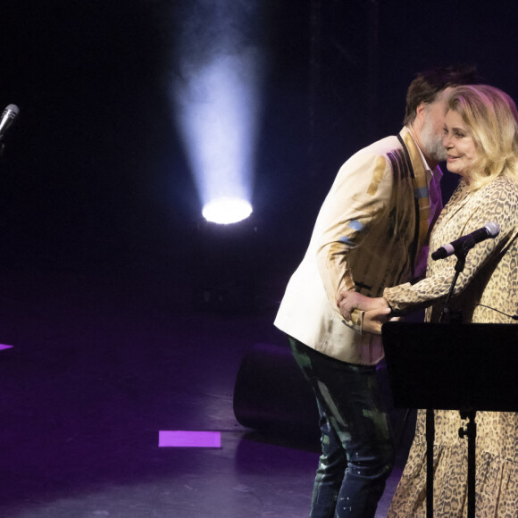 Exclusif - Rufus Wainwright, Catherine Deneuve - En pleine tournée européenne pour son nouvel album "Unfollow the Rules" , le chanteur et pianiste américano-canadien Rufus Wainwright fait monter sur scène Catherine Deneuve (habillée en Céline) pour un duo lors de son concert au Grand Rex à Paris le 30 mars 2022. © Jack Tribeca / Bestimage 